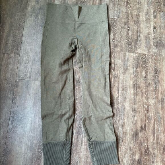 Lululemon Ebb To Street Pant
Heathered Fatigue Green - Picture 10 of 10